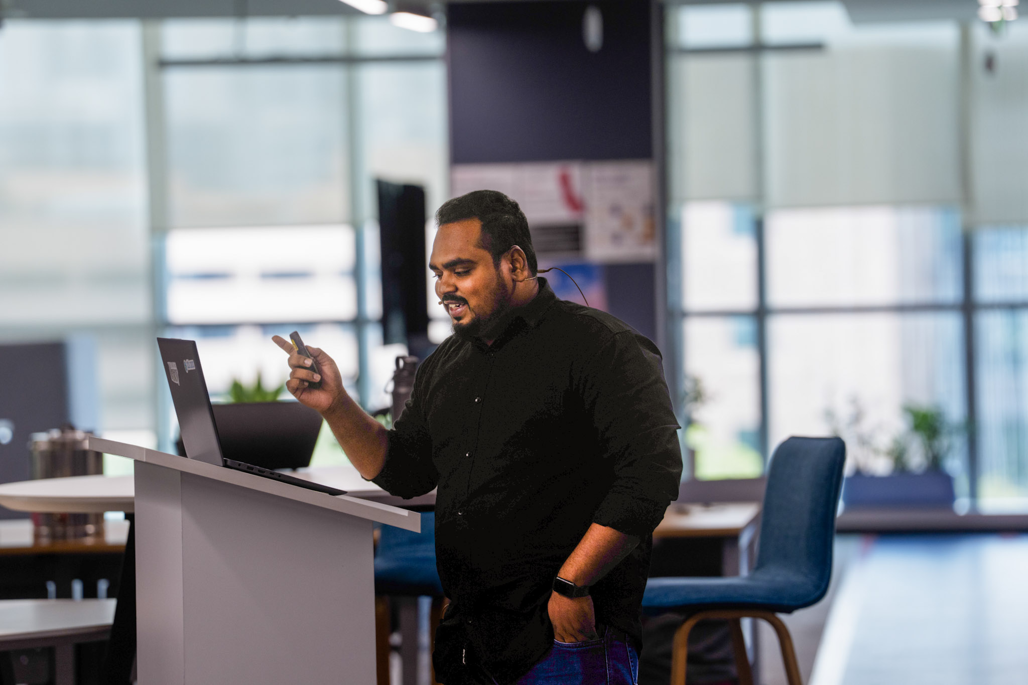 Shaik Arif Ali speaking at a null Hyderabad meetup